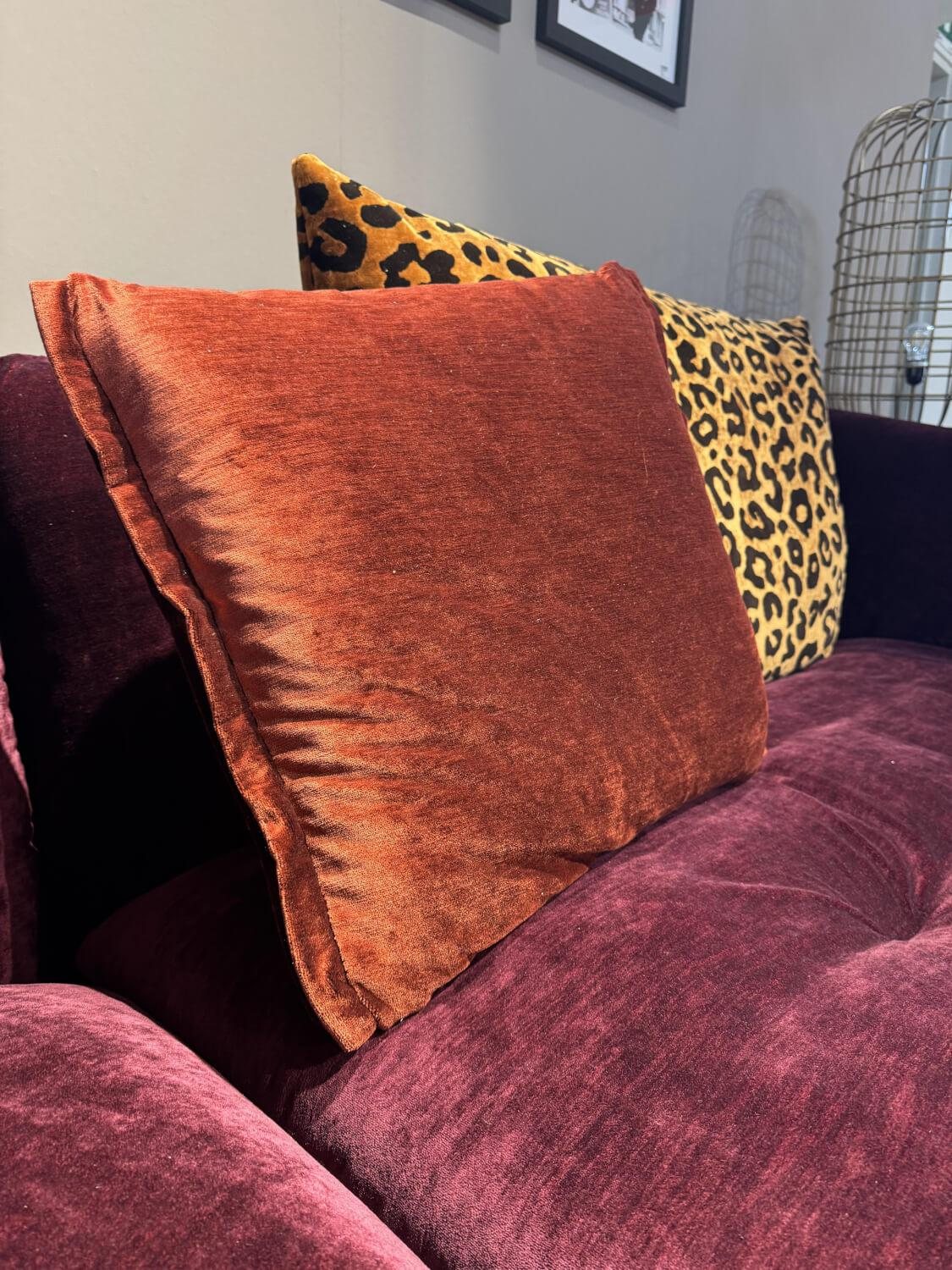 Bretz - Sofa Manyara Stoff Boa Bordeaux Rot mit 5 Kissen - 5