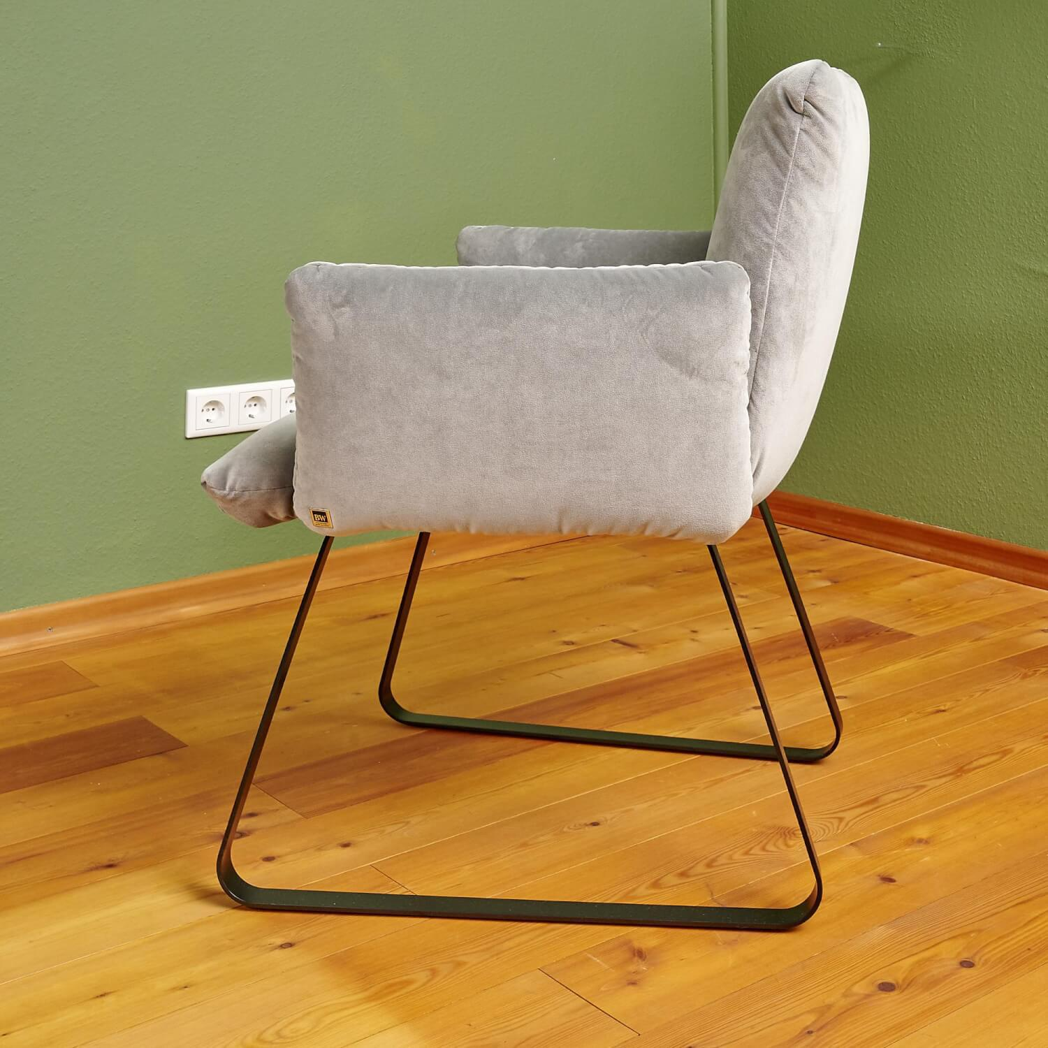 Bielefelder Werkstätten - Stuhl Heaven Dining Mit Armlehnen Stoff City Velvet Reloaded Grau Kufe Metall Schwarz - 2