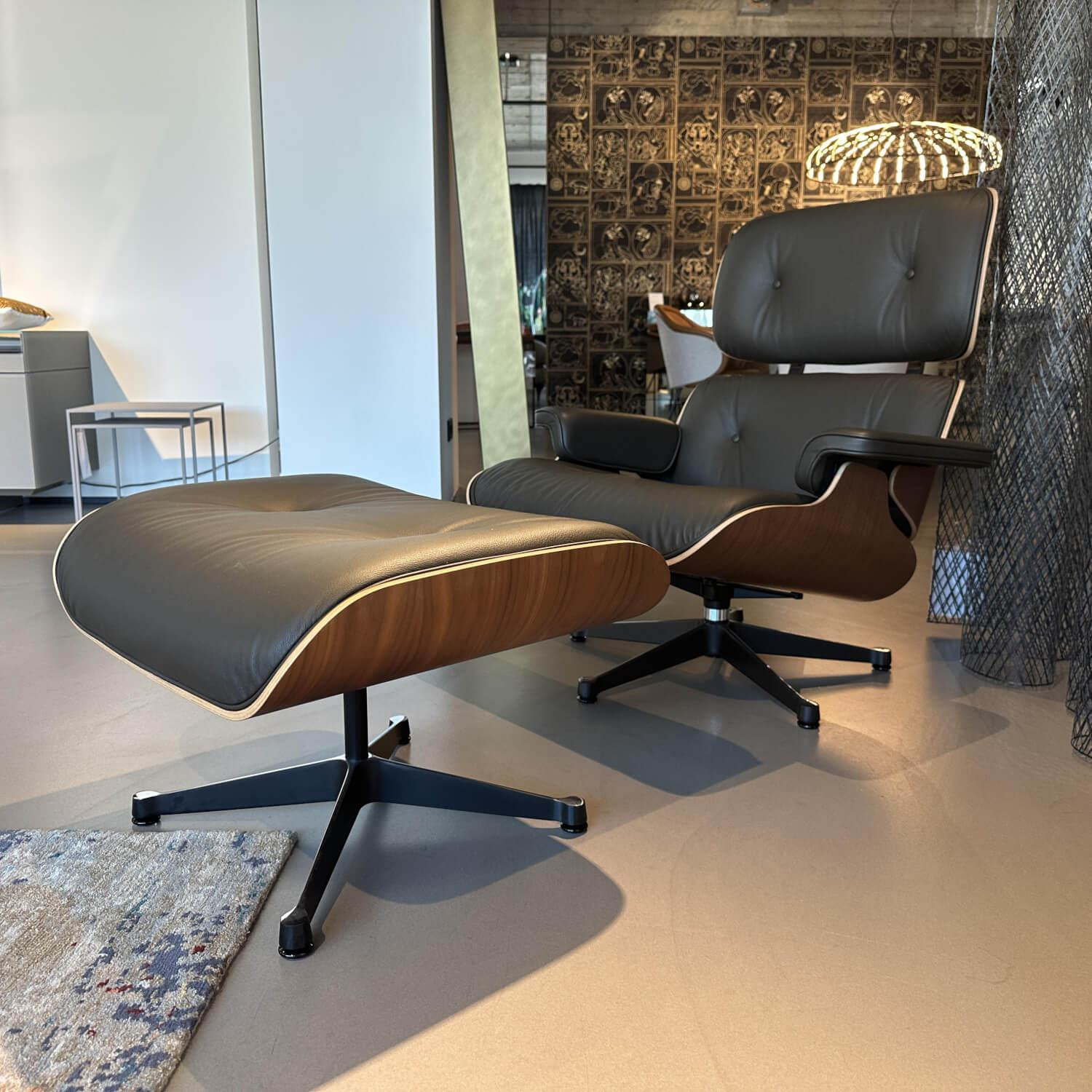 Vitra - Sessel Lounge Chair Leder Premium Braun Schale Nussbaum Schwarz Pigmentiert Gestell Schwarz Poliert Mit Hocker - 4