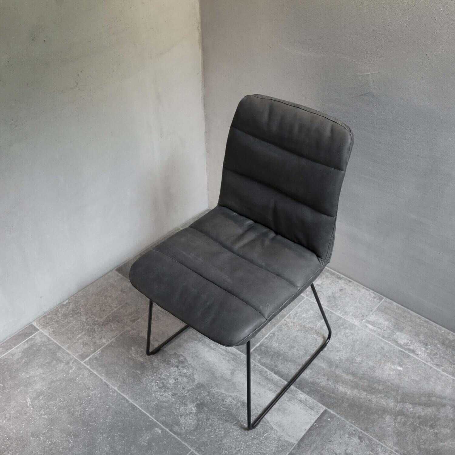 4er-Set Stuhl Basic 2 Chair Mod. 926.91 Leder Dunkelbraun Gestell Schwarz