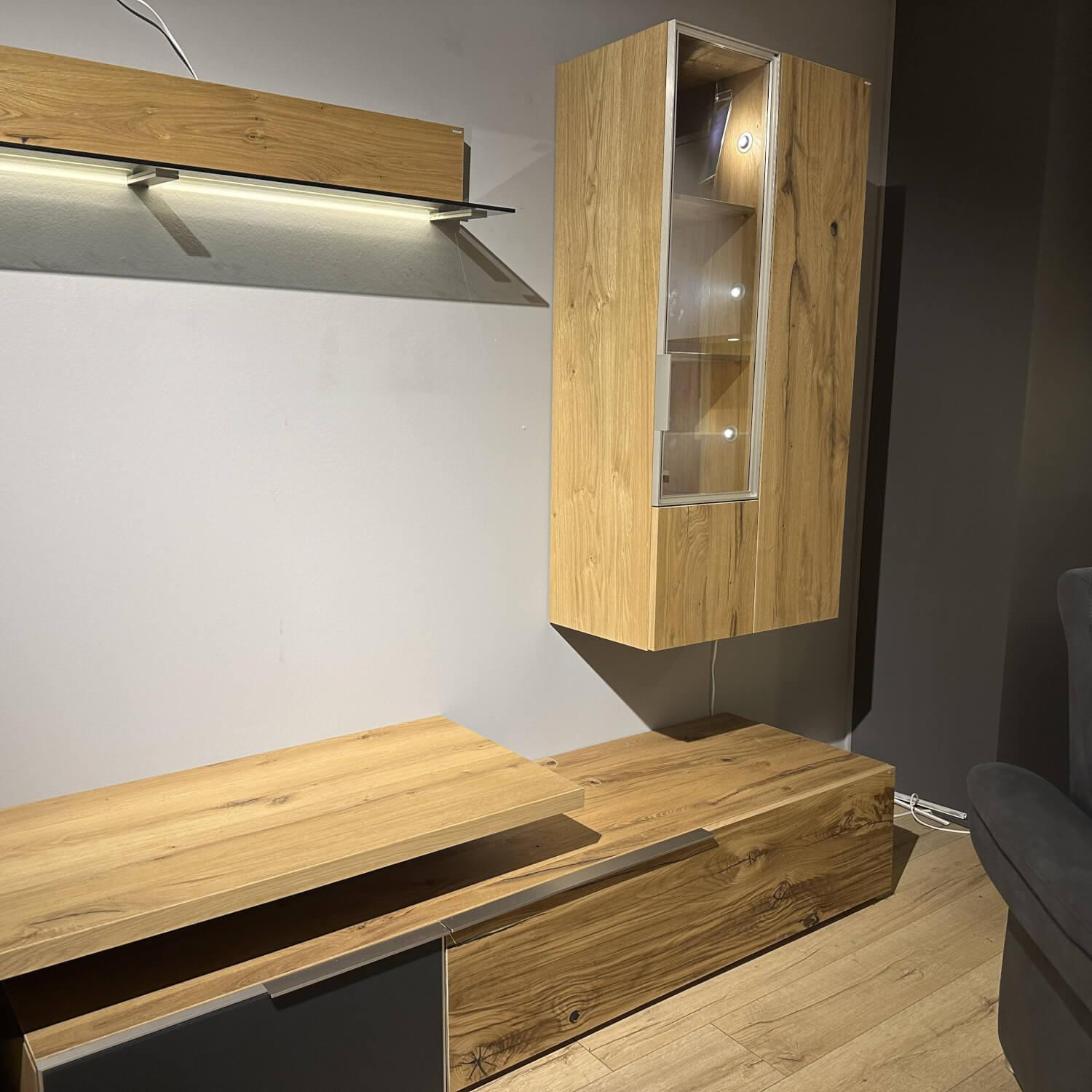 Voglauer - Wohnwand V-Alpin Eiche Altholz Akzent Colourglas Anthrazit Mit Beleuchtung - 7