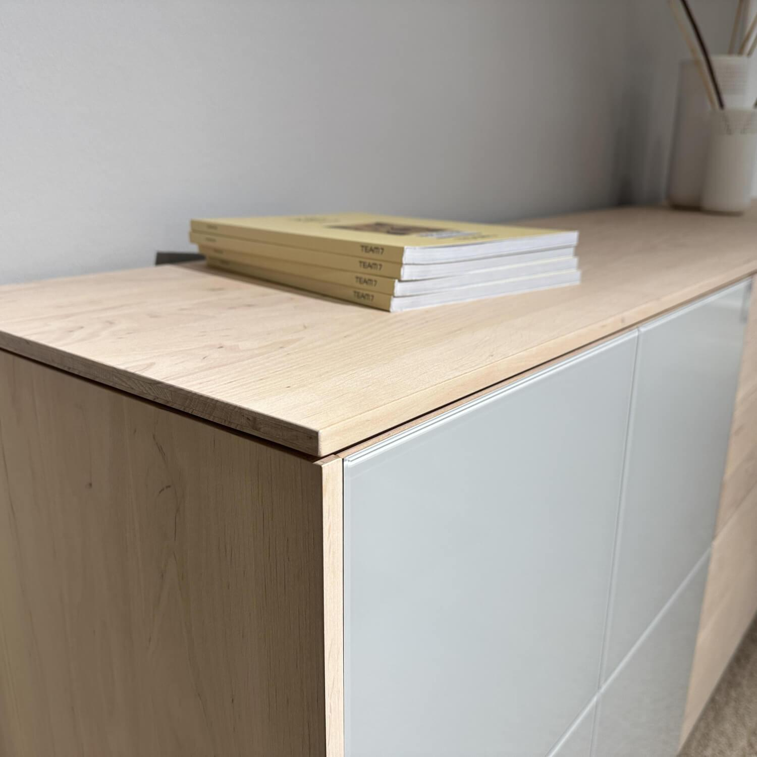 Team 7 - Anrichte Filigno AFG 24 819 4 Erle Massiv Weißöl Front Farbglas Hellgrau Grau Kufe Steingrau Pulverbeschichtet - 8