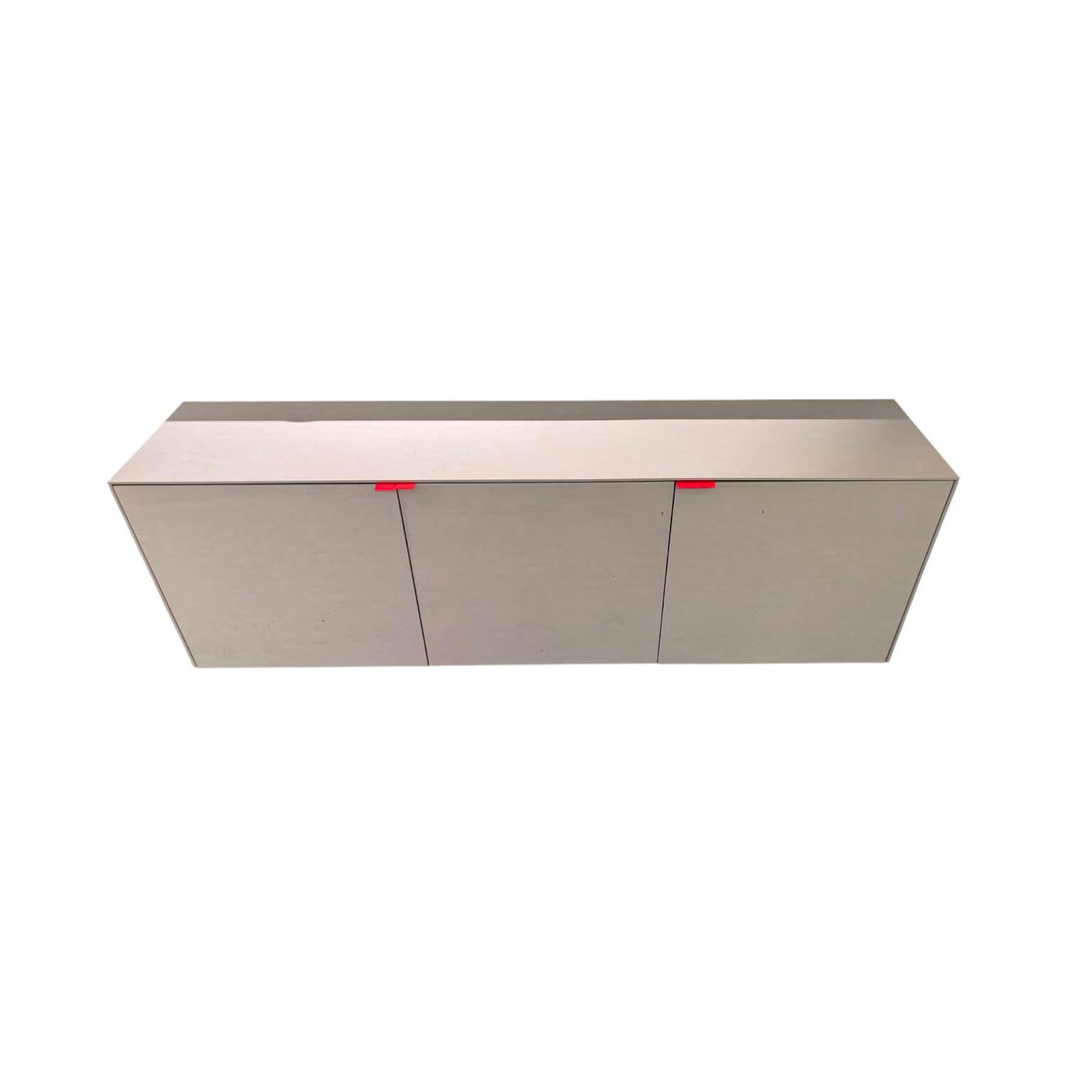 Kettnaker - Sideboard Soma Linoleum Betonoptik Griffe Neonrot Mit Glas Fachböden - 1