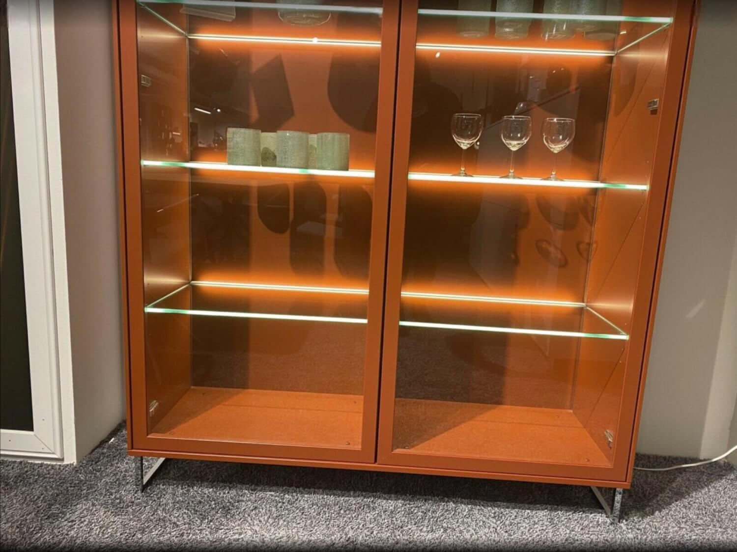 Musterring - Vitrine Kara Frame Lack Hocglanz Ziegelrot Orange Kufen Edelstahloptik Mit Beleuchtung - 2
