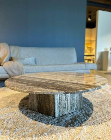 Gubi - Couchtisch Epic Grauer Travertinstein Sockel Hexagon - 2