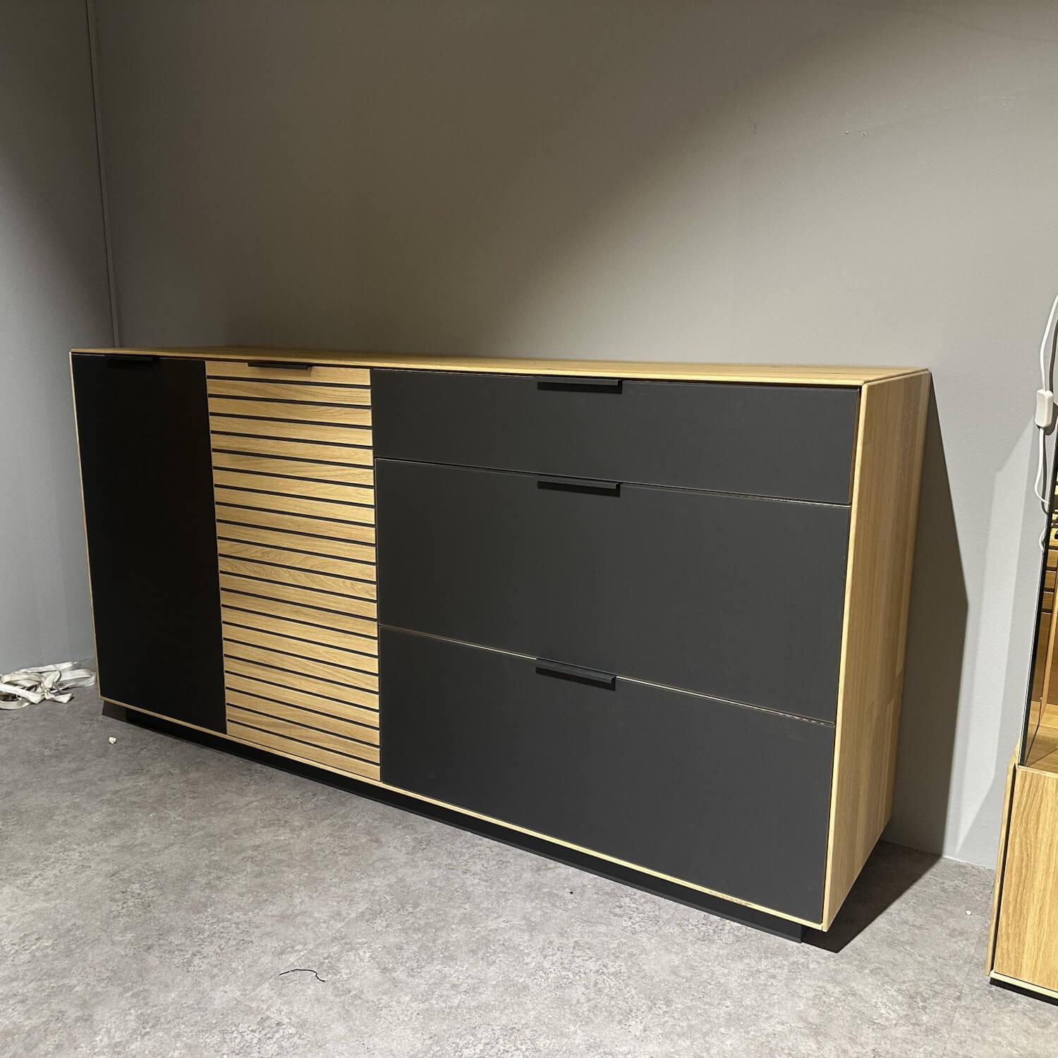 Wöstmann - Sideboard Solana Wildeiche Massiv Soft Gebürstet Front Mattglas Sockel Carbonfarbig Anthrazit - 4
