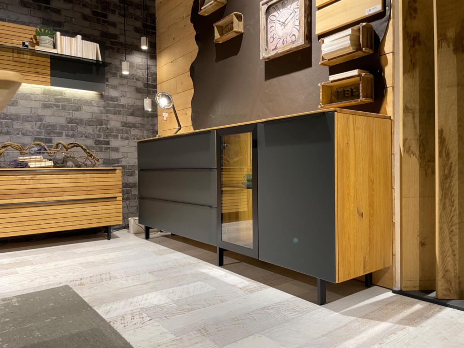 WK Wohnen - Sideboard WK 490 Baristo Asteiche Massiv Natur Belassen Geölt Front Farbglas Anthrazit Mit LED Beleuchtung - 5