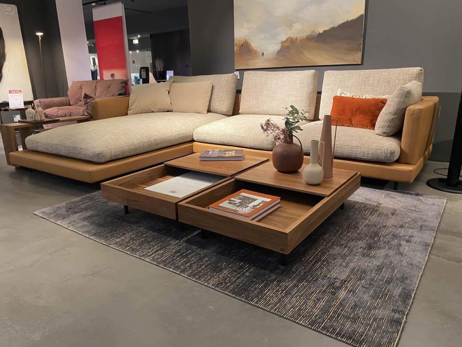 Rolf Benz - Ecksofa Sina Stoff 26 383 Sandgelb Beige Korpus Leder 38 111 Ockerbraun Füße Metall Verkehrsschwarz Inklusive Couchtisch Und Anstellregal - 6