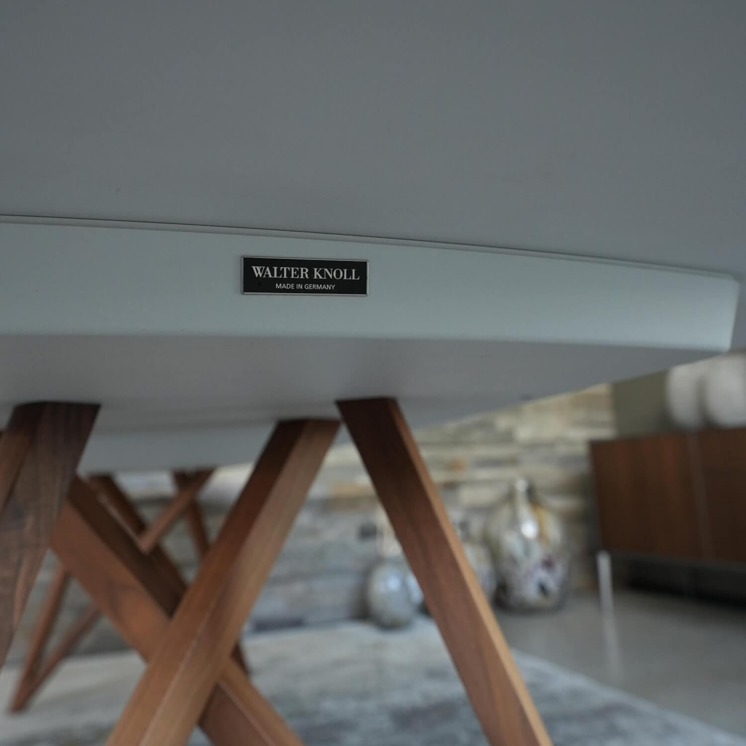 Walter Knoll - Tisch Seito Quarzstein Weiß Gestell Holz Nussbaum Mit Splitanteil Geölt Bootsförmig - 2