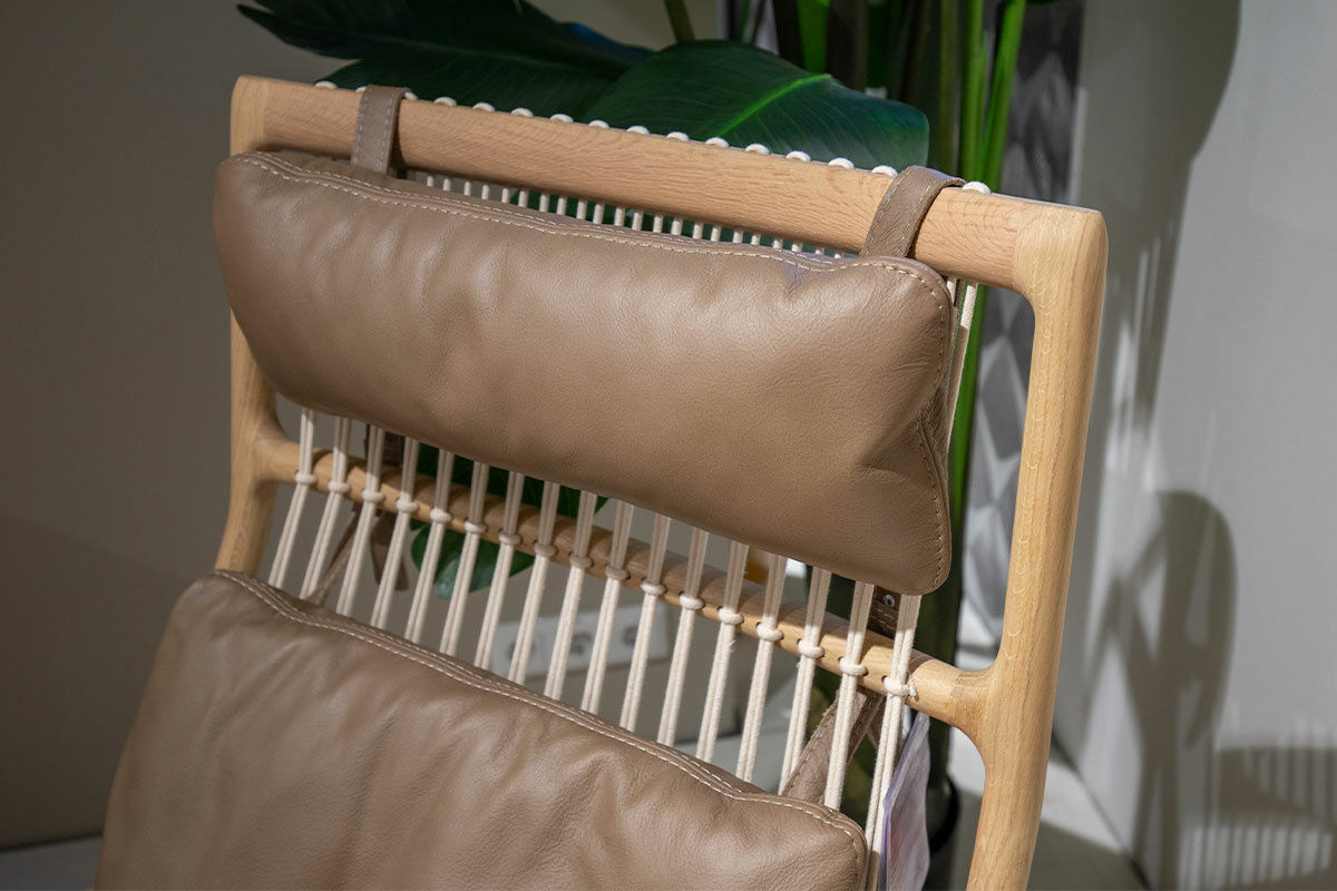 Gazzda - Sessel Dedo Leder Dakar Stone Grau-Braun mit Hocker - 7