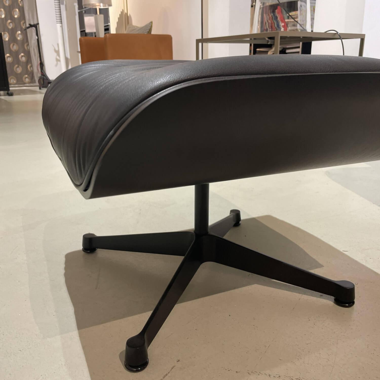 Sessel Lounge Chair und Ottoman Bezug Leder Premium Nero Ausführung Esche Schwarz Untergestell Beschichtet Schwarz