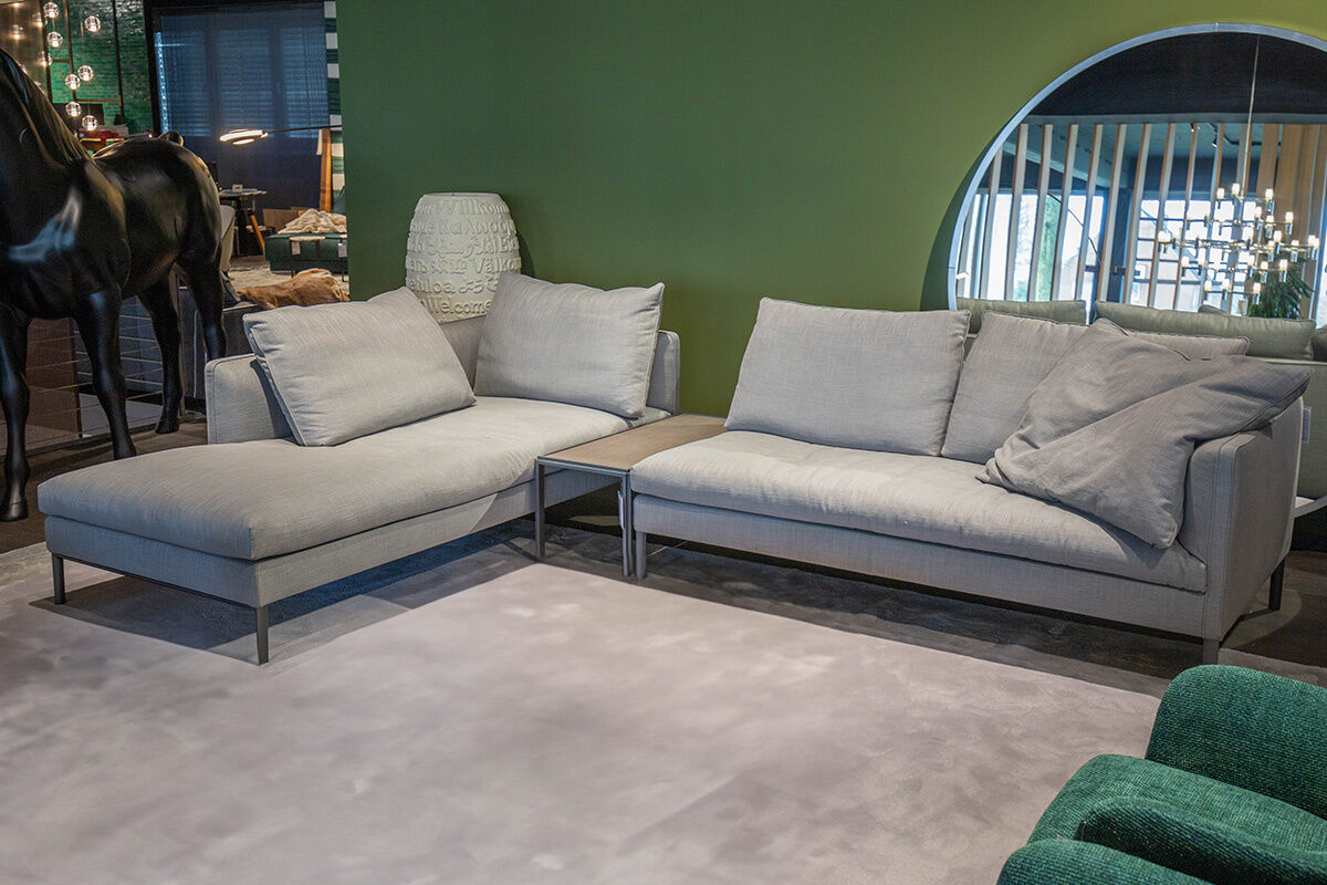 Molteni & C - Ecksofa Paul Stoff Katana Hellgrau Gestell Aluminiumdruckguss Mit Rutschfesten Kunststoffkappen Zinnfarbig Inklusive Beistelltisch Jan JTA08 Und Dekokissen - 8