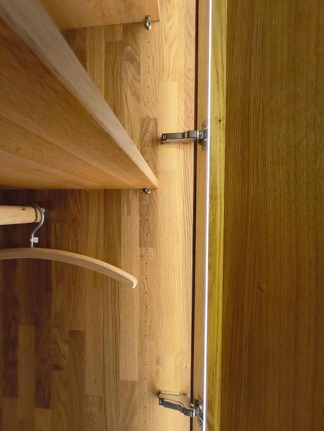 Team 7 - Kleiderschrank Valore Eiche Natur Geölt Front Farbglas Mittelgrau Matt Korpus Buche Mit Beleuchtung - 3