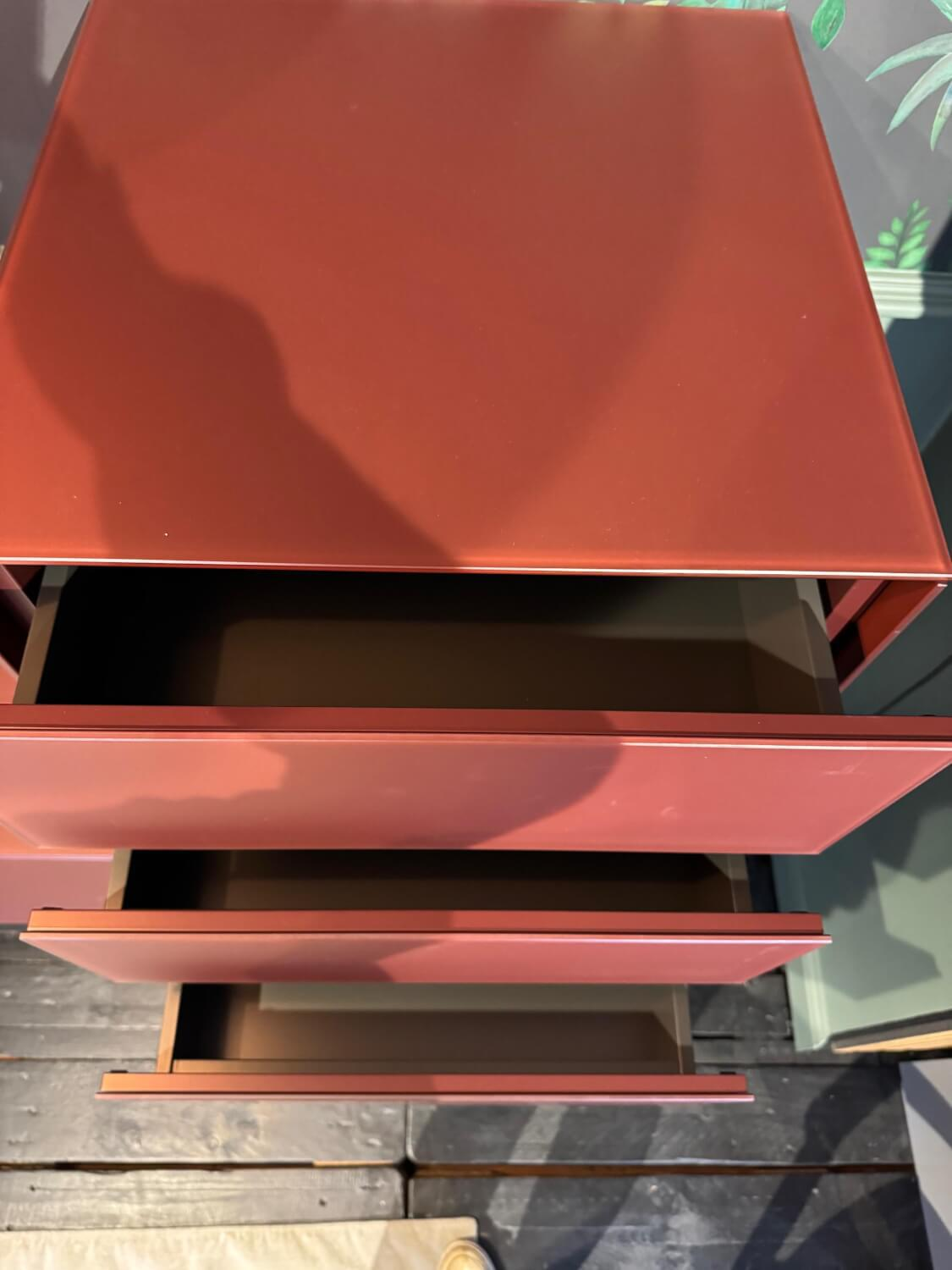 Kettnaker - Schrank Programm Soma Front Veloursglas Lack Beere Rot Korpus Beere Rot Abdeckplatte Weißglas Matt - 2