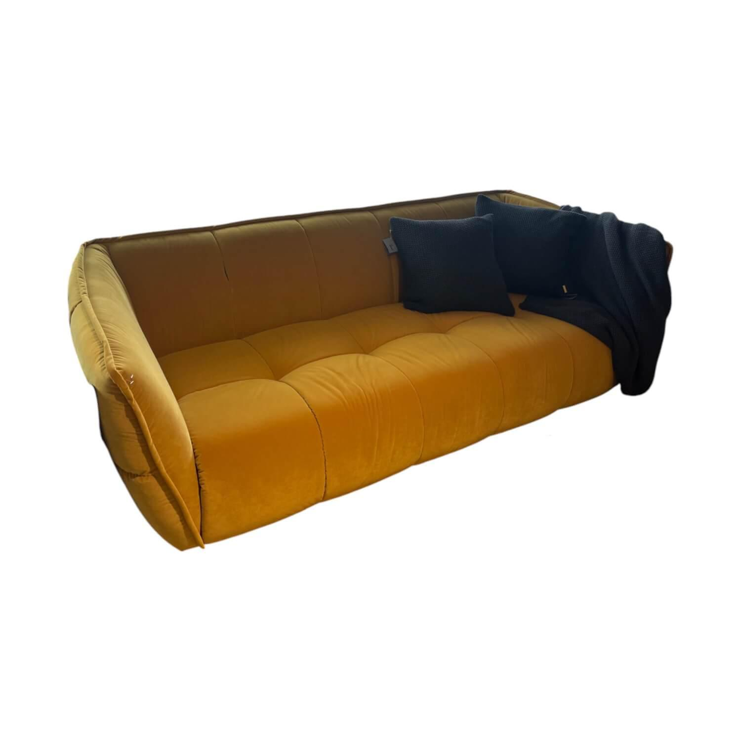 Raum.Freunde - Sofa Hedda Stoff Velvet 16 Yellow Gelb Füße Kunststoff Schwarz - 1