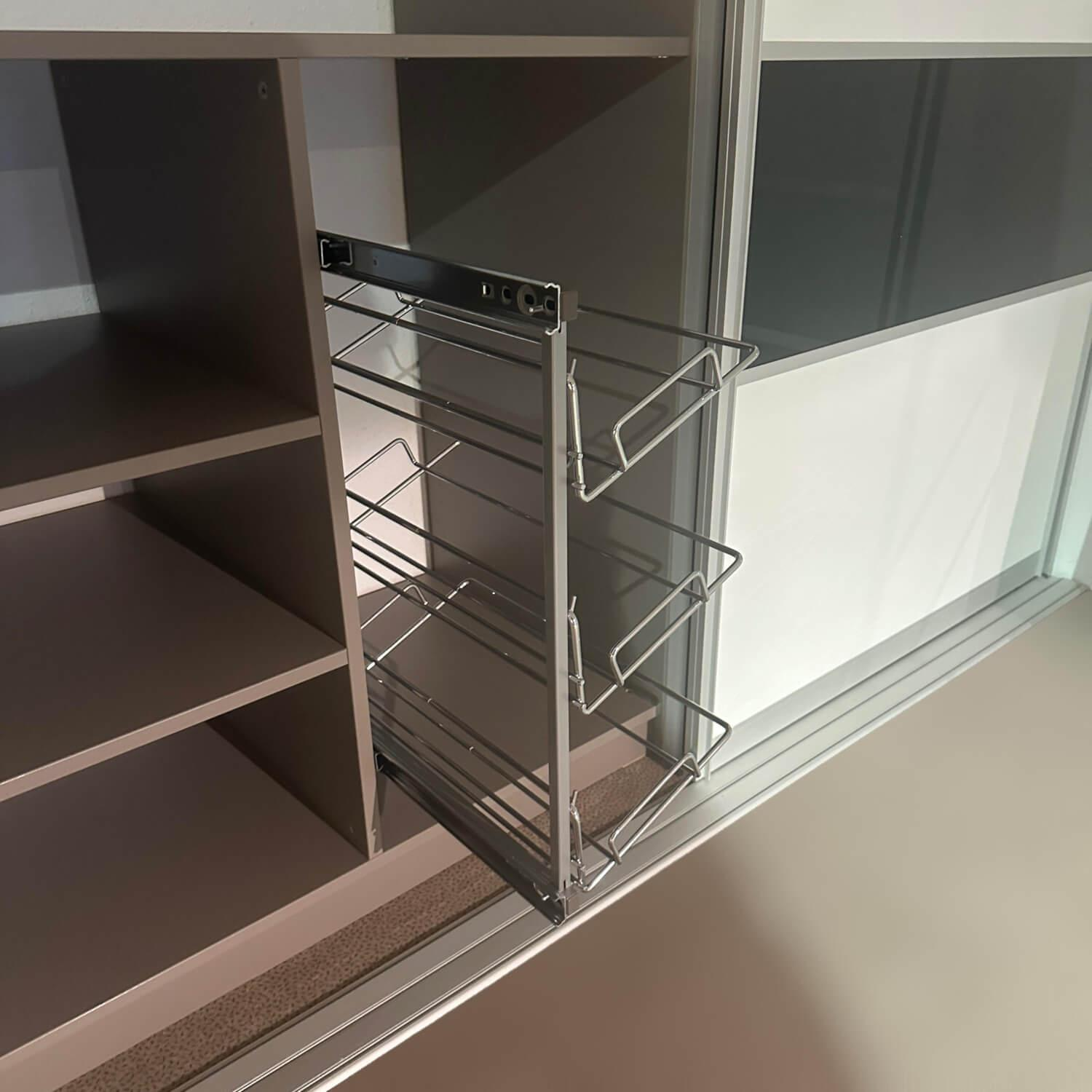 Raumplus - Schiebetürenschrank Front Weiß Matt Strukturiert Korpus Grau Mit Hochwertiger Inneneinteilung - 2