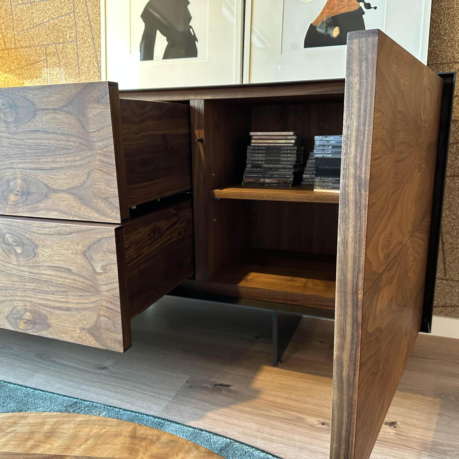 Riva1920 - Kommode Rialto Fly Front Nussbaum Korpus Eisen Lackiert - 7