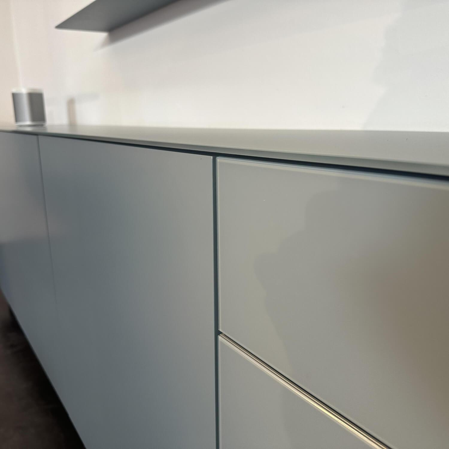Contur - Sideboard 3900 Glattlack 498 Taubenblau Abdeckplatte Glas Gefrostet Inklusive 2 Wandboards - 8