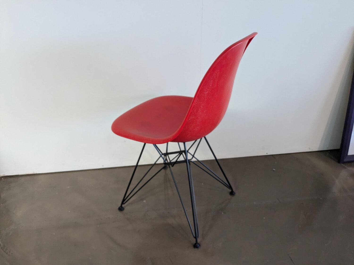 Vitra - Eames Sidechair DSR Schale Fiberglas Oxidrot Rot Gestell Stahl Schwarz Pulverbeschichtet - 3