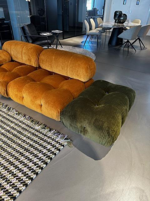 B&B Italia - Sofa Camaleonda Stoff Enia Curry Orange Füße Massivholz Inklusive Hocker Stoff Enia Olivgrün Grün Und Beistelltisch Turm - 5