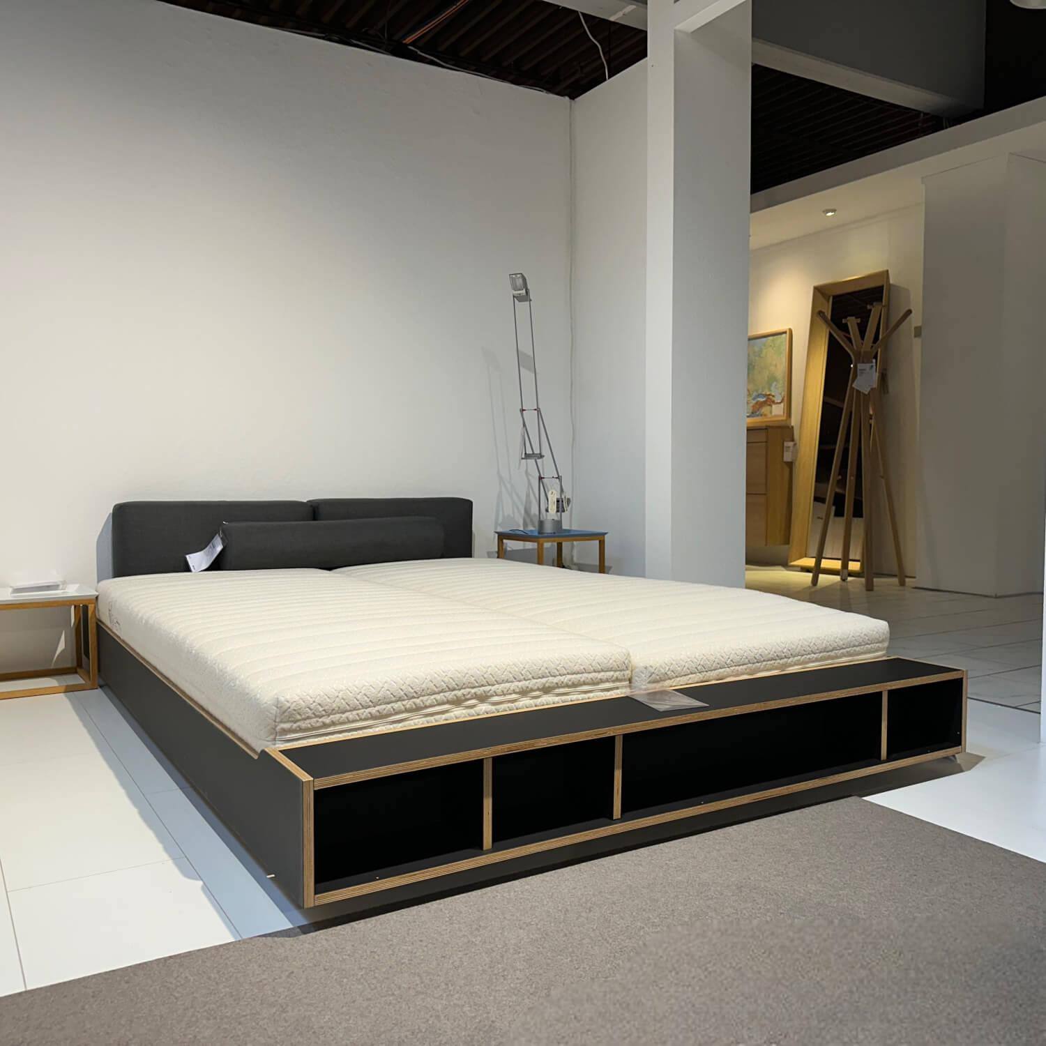 Müller Möbelwerkstätten - Bett Maude HPL Schwarz Matt Beschichtet Mit Ablageboard Inklusive Rückenkissen Und Nackenrolle - 5