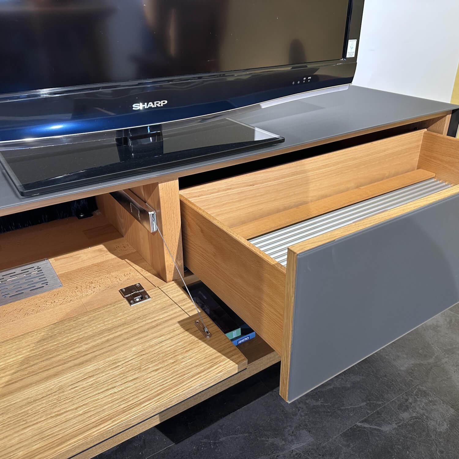 Team 7 - Wohnwand Eiche Natur Geölt Farbglas Graphitgrau Matt Vitrine Rauchglas Inklusive LED Beleuchtung - 6