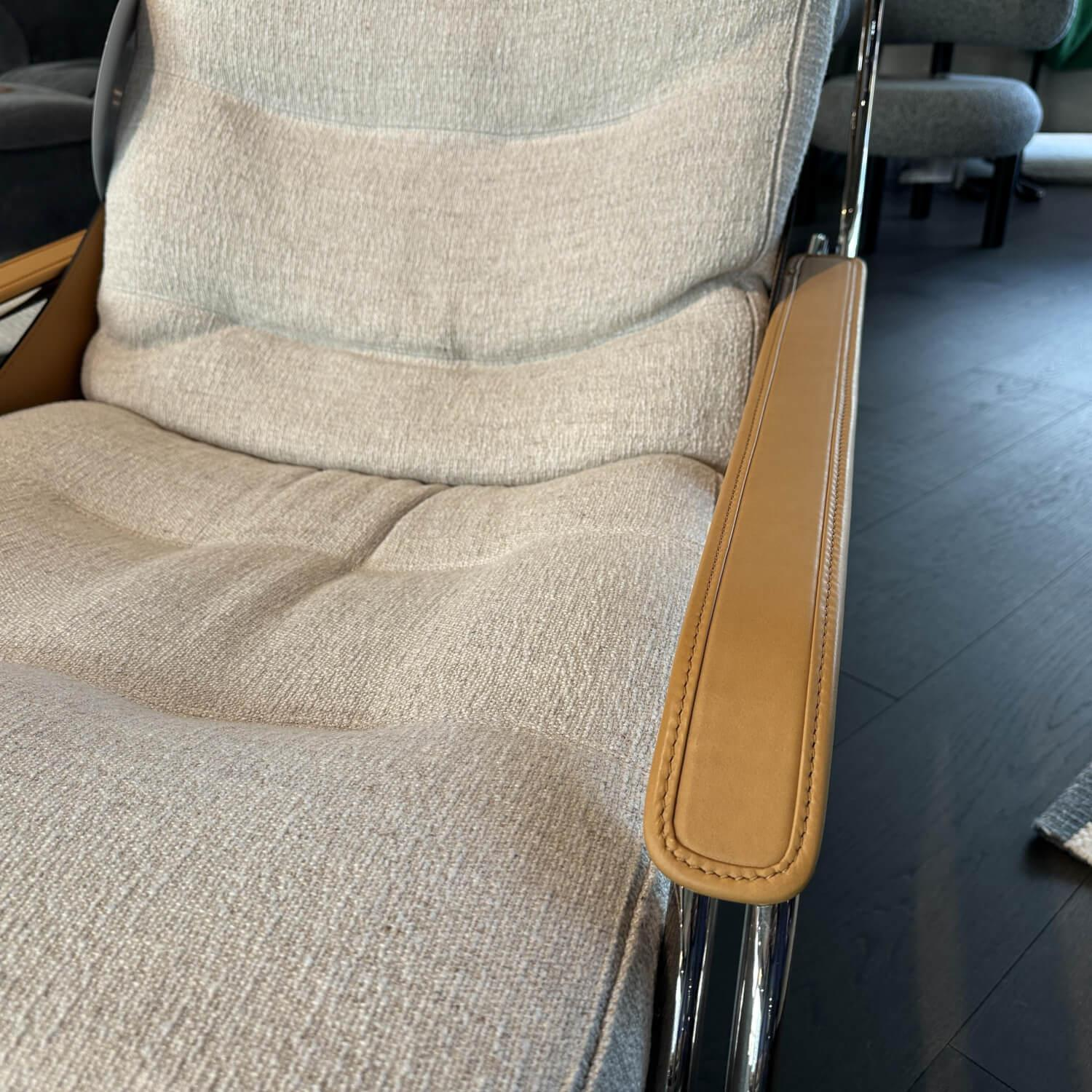 Zanotta - Sessel Maggiolina Stoff Trama 30 Naturale Grau Beige Schale Kernleder Gold Gestell Stahl Poliert Inklusive Hocker - 2
