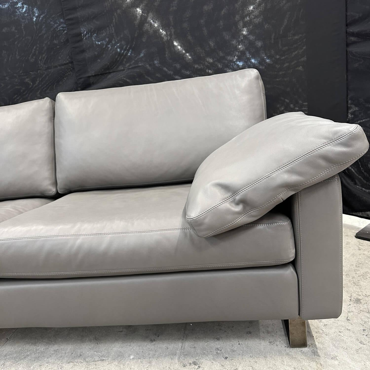 COR - Sofa Conseta Leder Puro 611 Trüffel Grau Metallkufen Schwarzchrom Inklusive 2 Armlehnkissen - 7