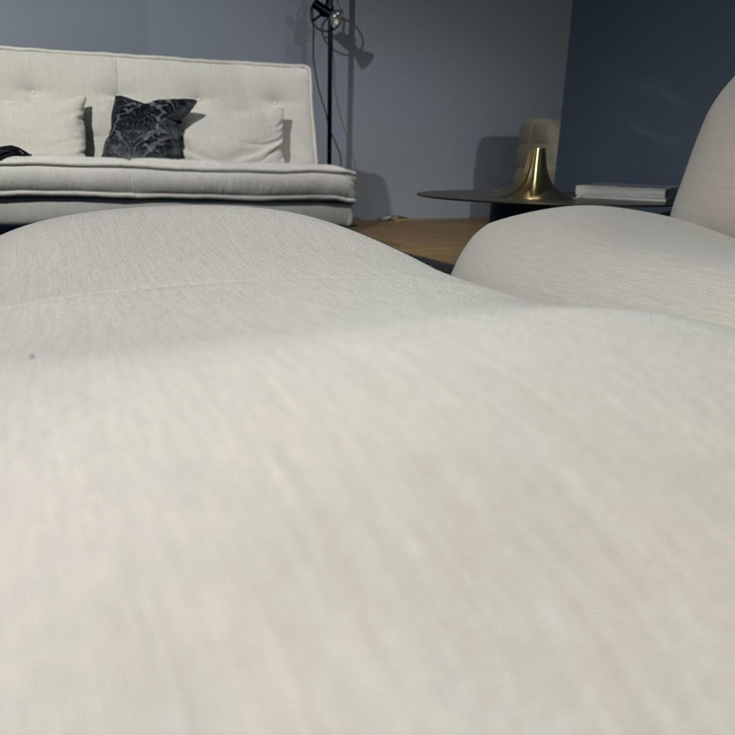 Ligne Roset - Sofa Pukka Stoff Arte 3337 Shell Beige Inklusive Hocker - 2