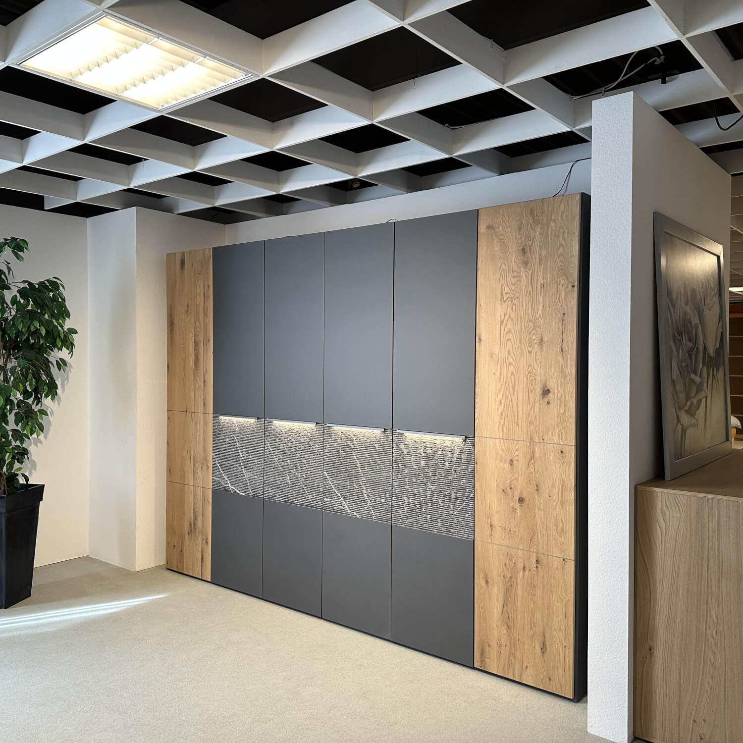 Thielemeyer - Schlafzimmer Milo Wildeiche Massiv Gebürstet Lack Graphit Akzent Naturstein Grau Füße Metall Titan Grau Mit Beleuchtung - 6