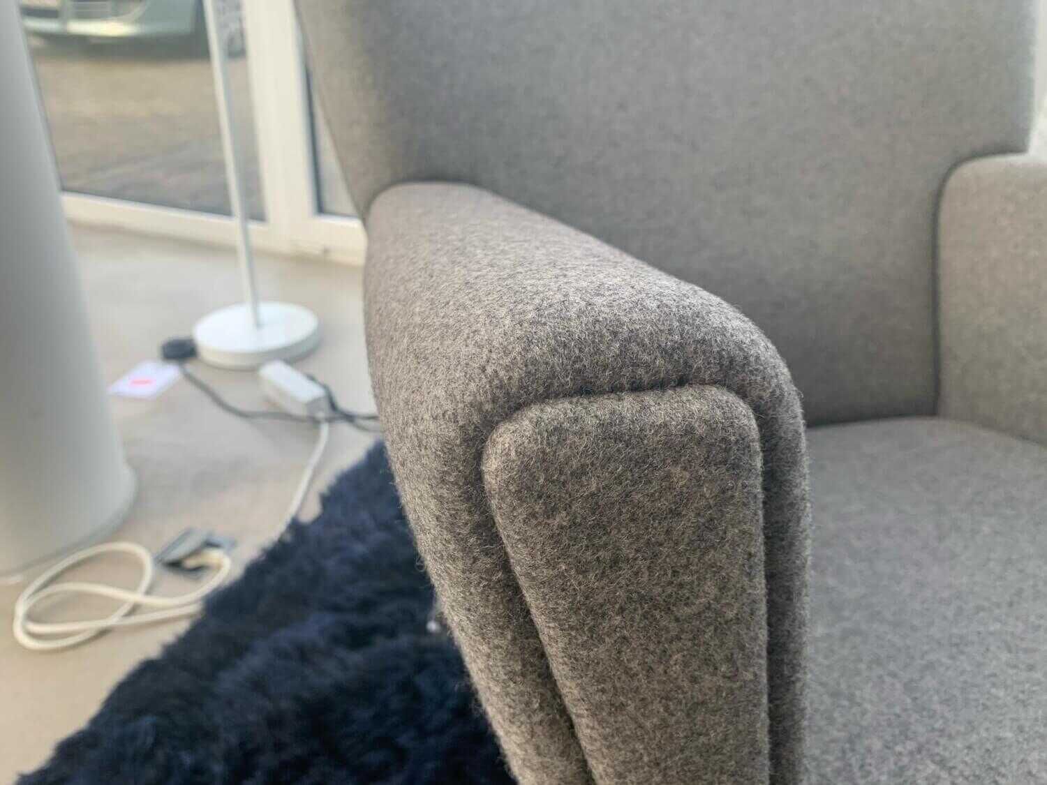 Carl Hansen & Søn - Sessel Wing Chair Stoff Devina MD 0343 Beige mit Hocker - 2