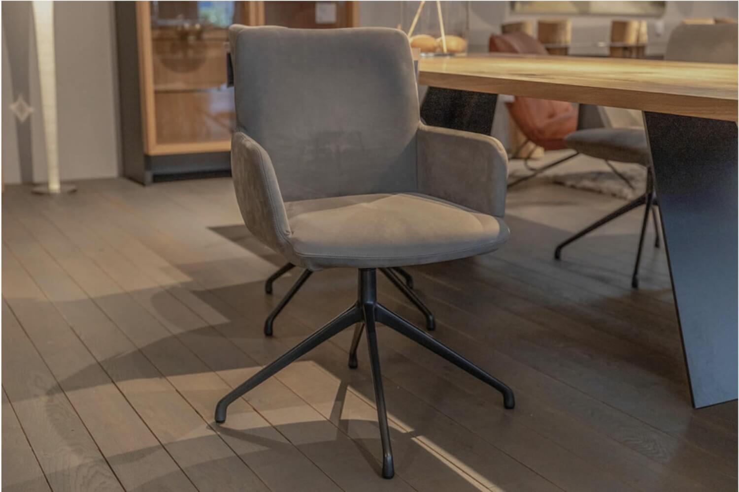 Riva1920 - Stuhlgruppe Materia Soft Leder grau Nabuk 108 grigio Drehbares Gestell Eisen Irondust Lackiert - 4