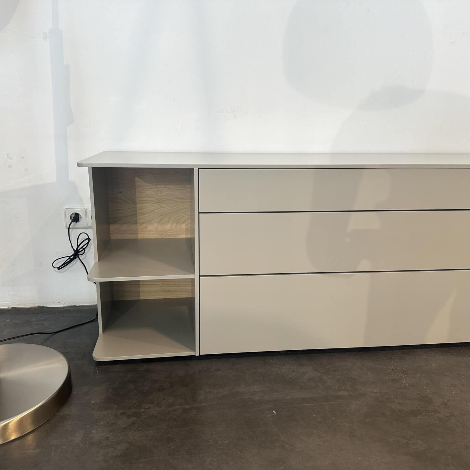 Sudbrock - Wohnwand Goya Lack 405 Muschelgrau Lamellenpaneel Eiche Milk Inklusive Beleuchtung Mit Fernbedienung - 3