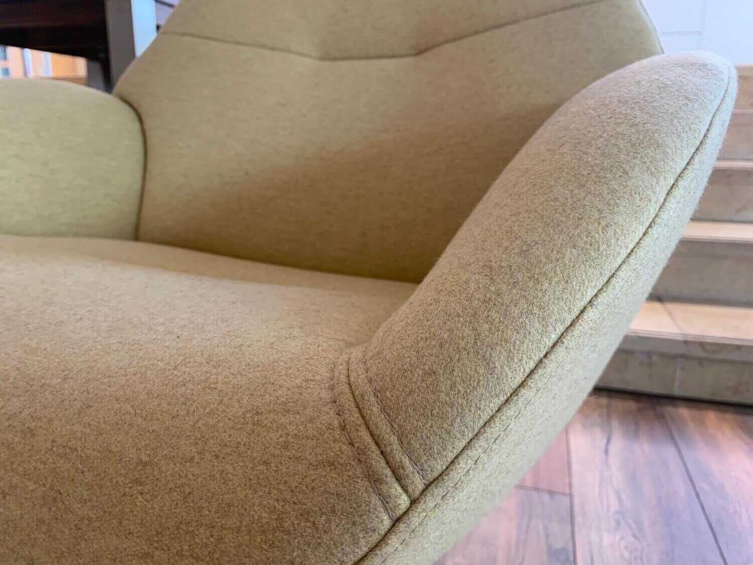 Conform - Sessel Globe Chair Stoff Sheford Mustard mit Hocker - 3
