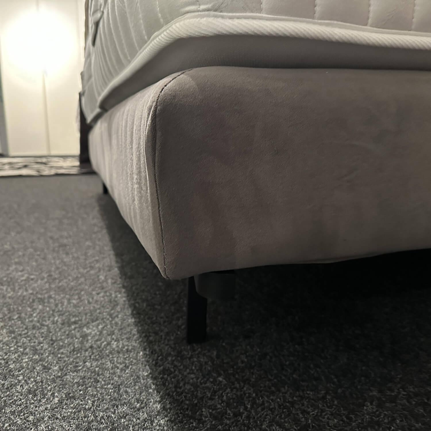 Treca Interiors - Bett Tournelle Stoff C Gasparde Grau Beige Füße Metall Schwarz Inklusive Matratzen Und Topper - 3