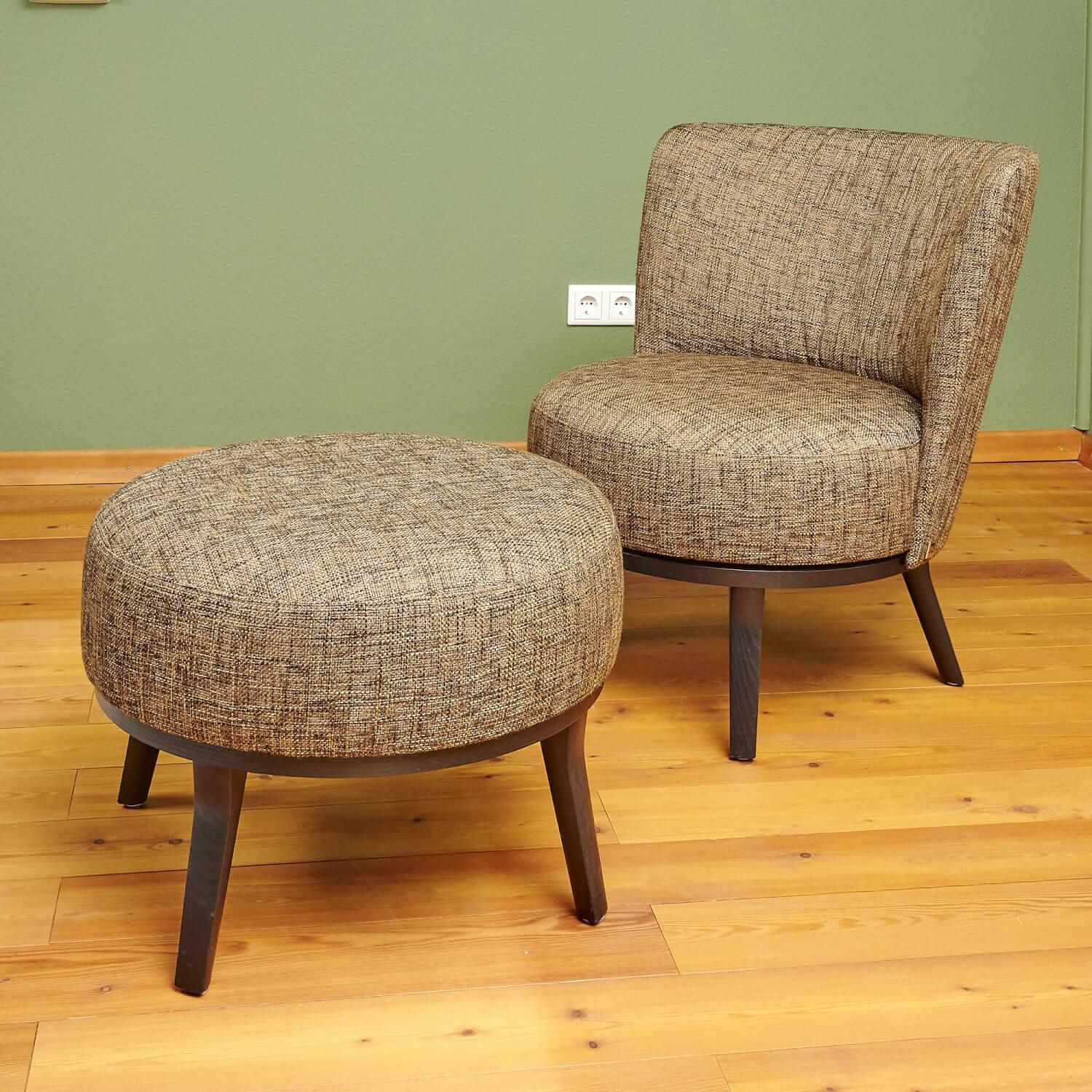 Bielefelder Werkstätten - Drehsessel Polo Cocktail Stoff BW Troy Braun Gestell Esche Schwarz Gebeizt Inklusive Hocker - 2