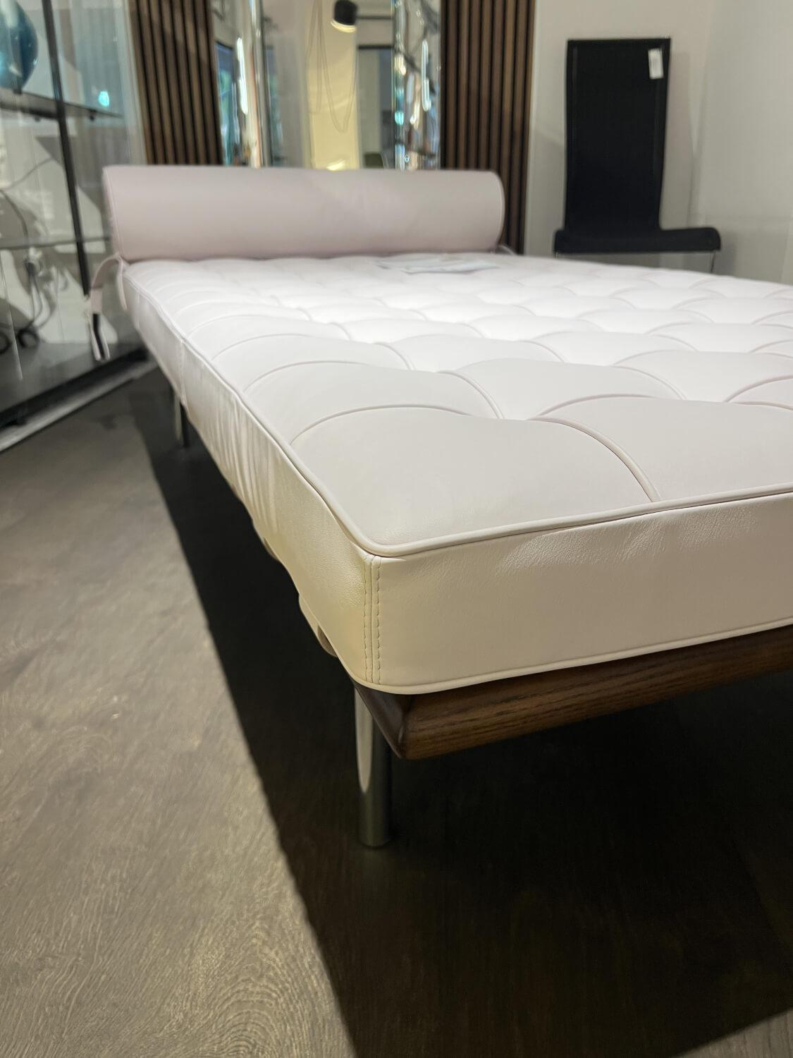 Knoll International - Liege Daybed Barcelona Leder Espania Fargo Weiß Gestell Esche Nussbaum Gebeizt Füße Stahl Poliert - 4