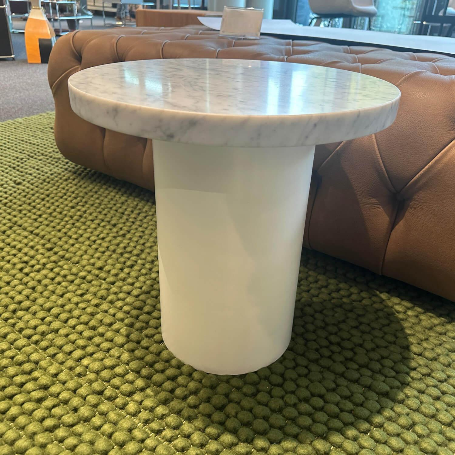 e15 - Beistelltisch Enoki Platte Marmor Bianco Carrara Weiß Grau Gestell Stahl Weiß Pulverbeschichtet - 4