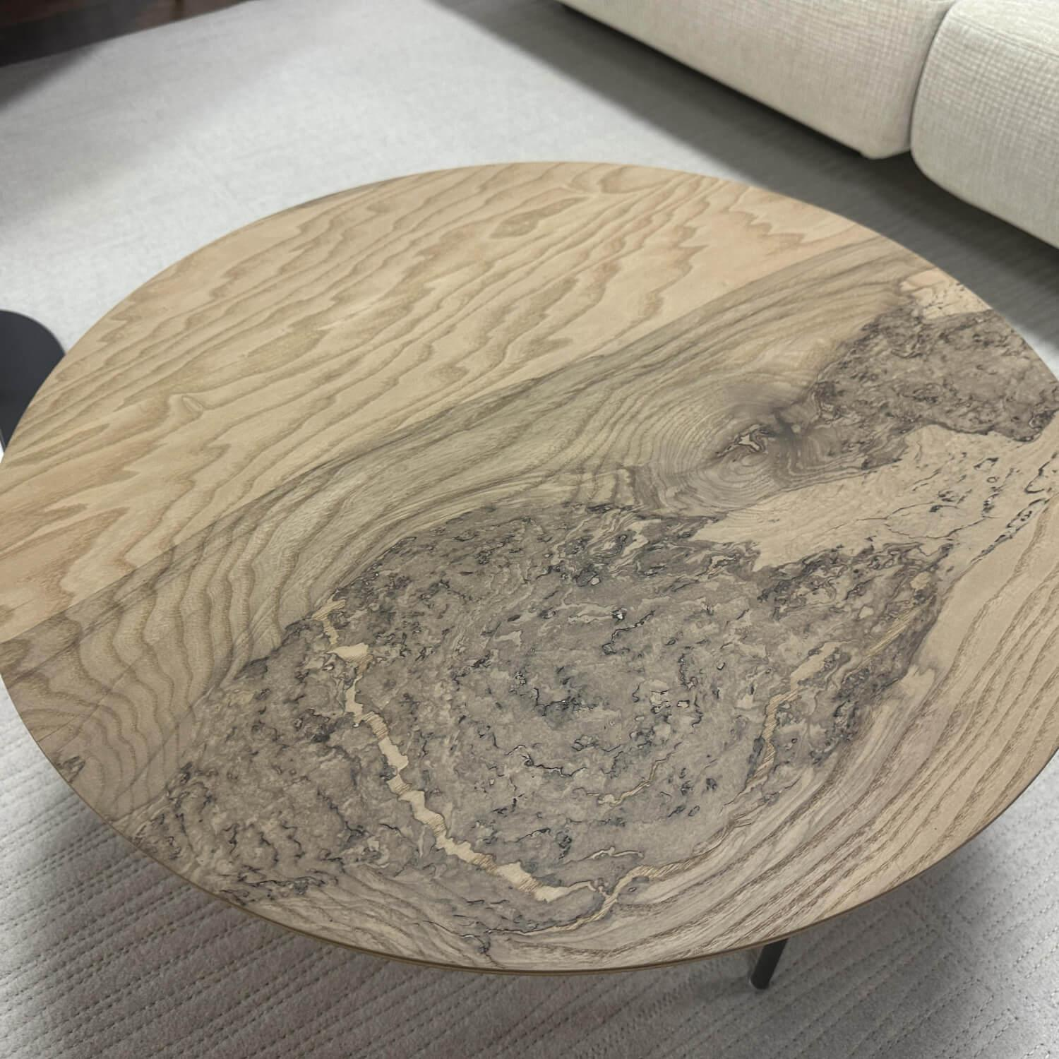 Paola Lenti - Couchtisch Elio Platte Esche Holz Abonos Gestell Metall Radica di Frassino Schwarz Lackiert - 2