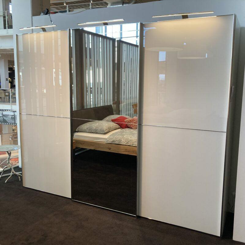 Staud - Schwebetürenschrank Armadio Korpus Dekor Weiß Front Lack Alpinweiß Weiß Glänzend Mit Kristallspiegel Griffe Chrom Inklusive LED Schrankbeleuchtung Fineline Chrom - 4