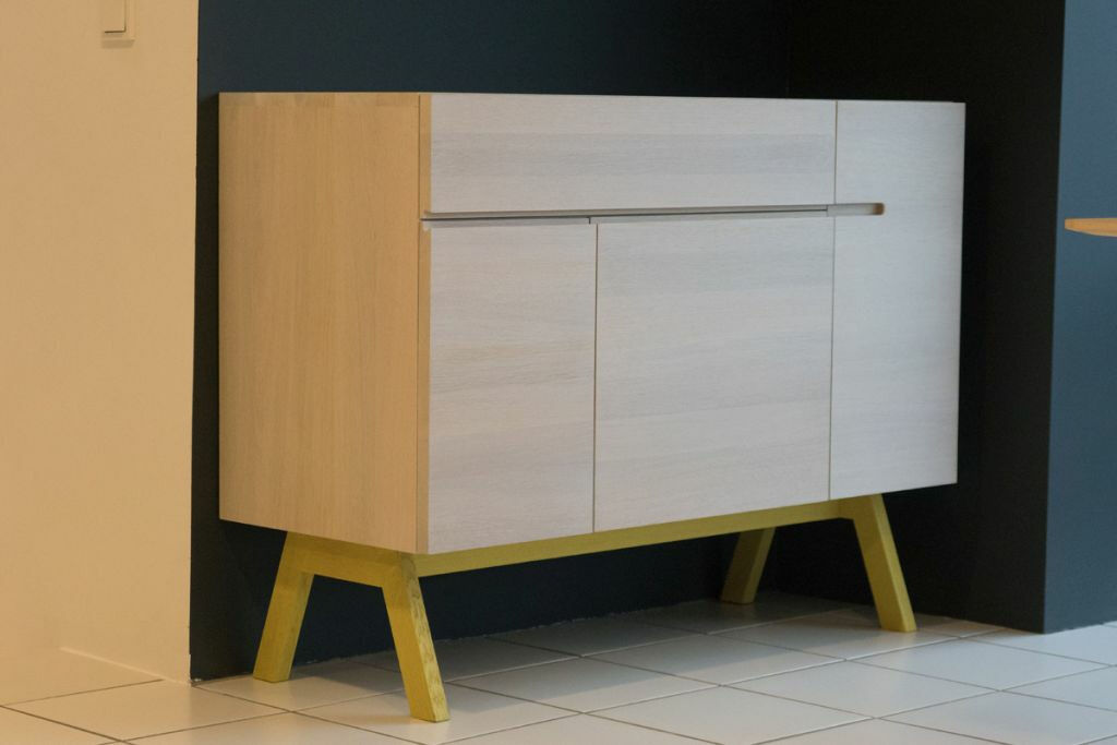 Zeitraum - Sideboard Side Baby Atelier Eiche massiv Korpus Eiche Kalk Gebeizt Füße Zinkgelb Lackiert - 4