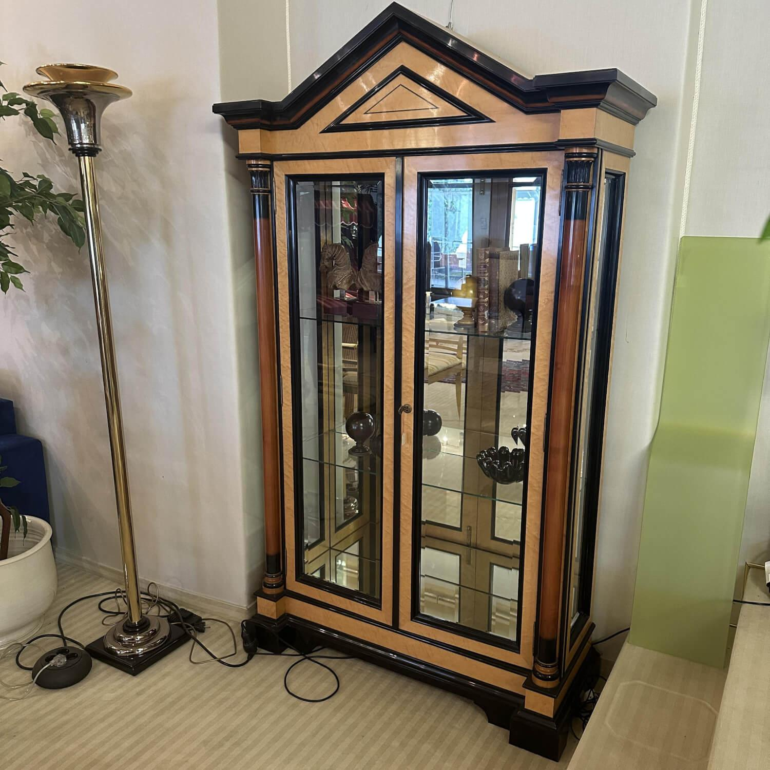 Gordovil - Vitrine Vogelaugenahorn Massiv Türen Glas Rückwand Kristallspiegel - 5