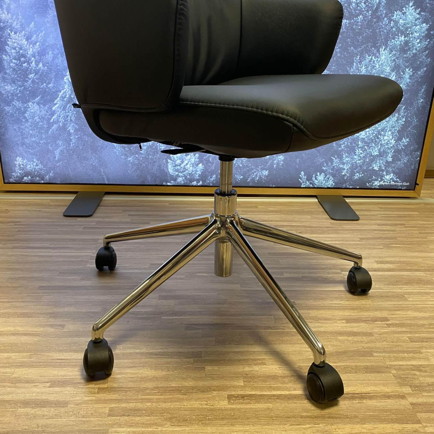 Drehstuhl Homeoffice Chair Modell Mint Low Back mit Armteilen Bezug Leder Batick Black Gestell Chrom Rollbar Höhenverstellbar