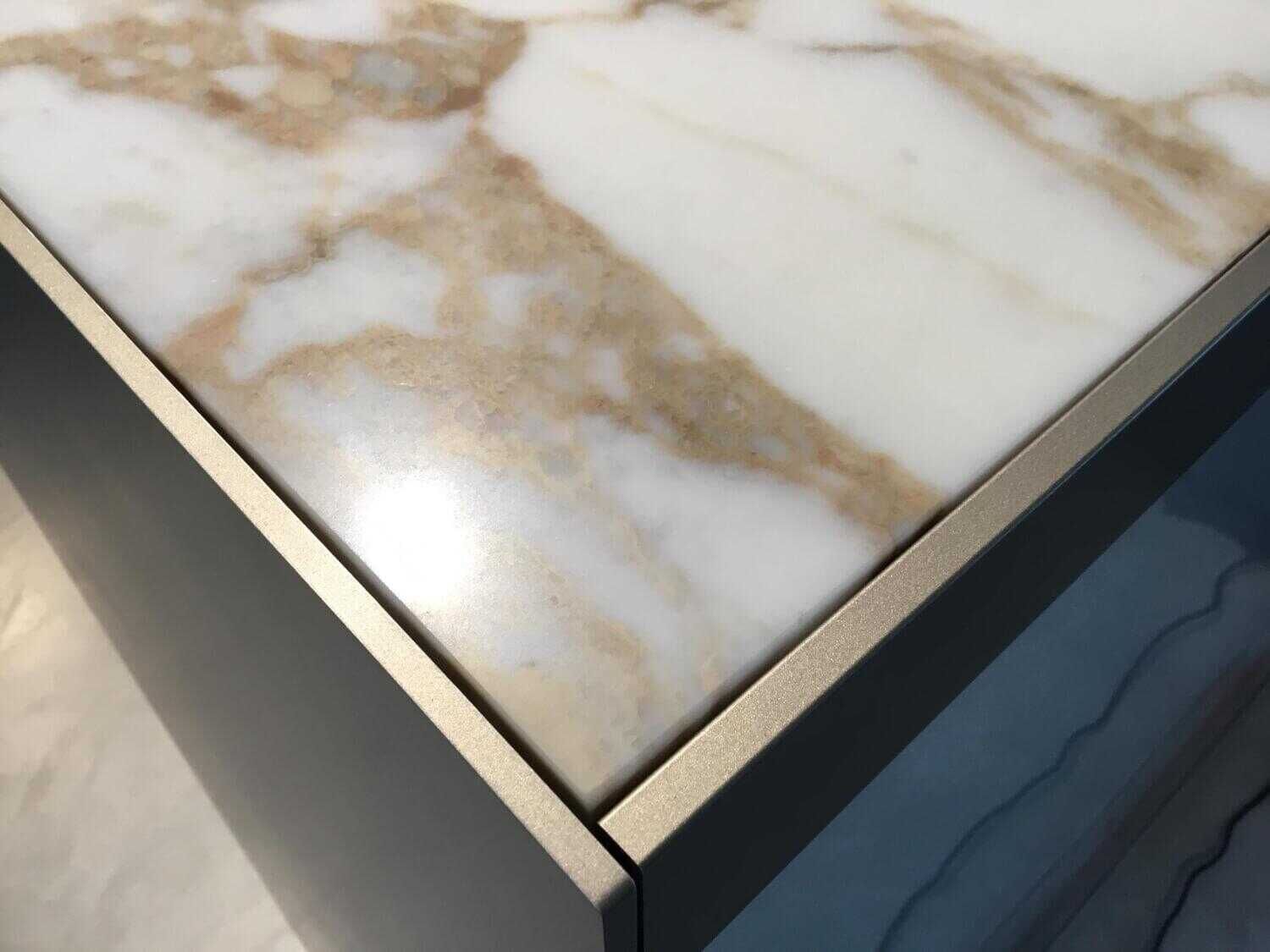 rimadesio-highboard-self-bold-metall-glas-calacatta-marmor-784fe37a1505wtdv16Ki0DAMu Rimadesio - Highboard Self Bold Metall Glas Calacatta Marmor - 7