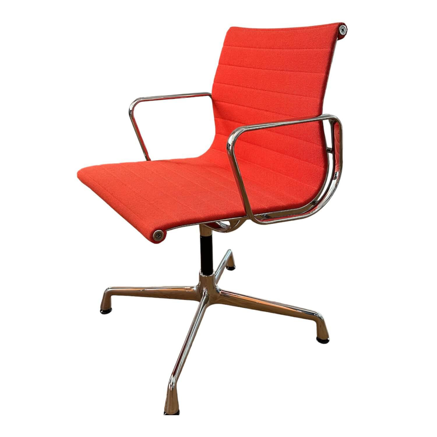 Vitra - Alu Chair EA 104 Mit Armlehnen Bezug Hopsak In Koralle Poppyred 65 Drehgestell Verchromt - 1