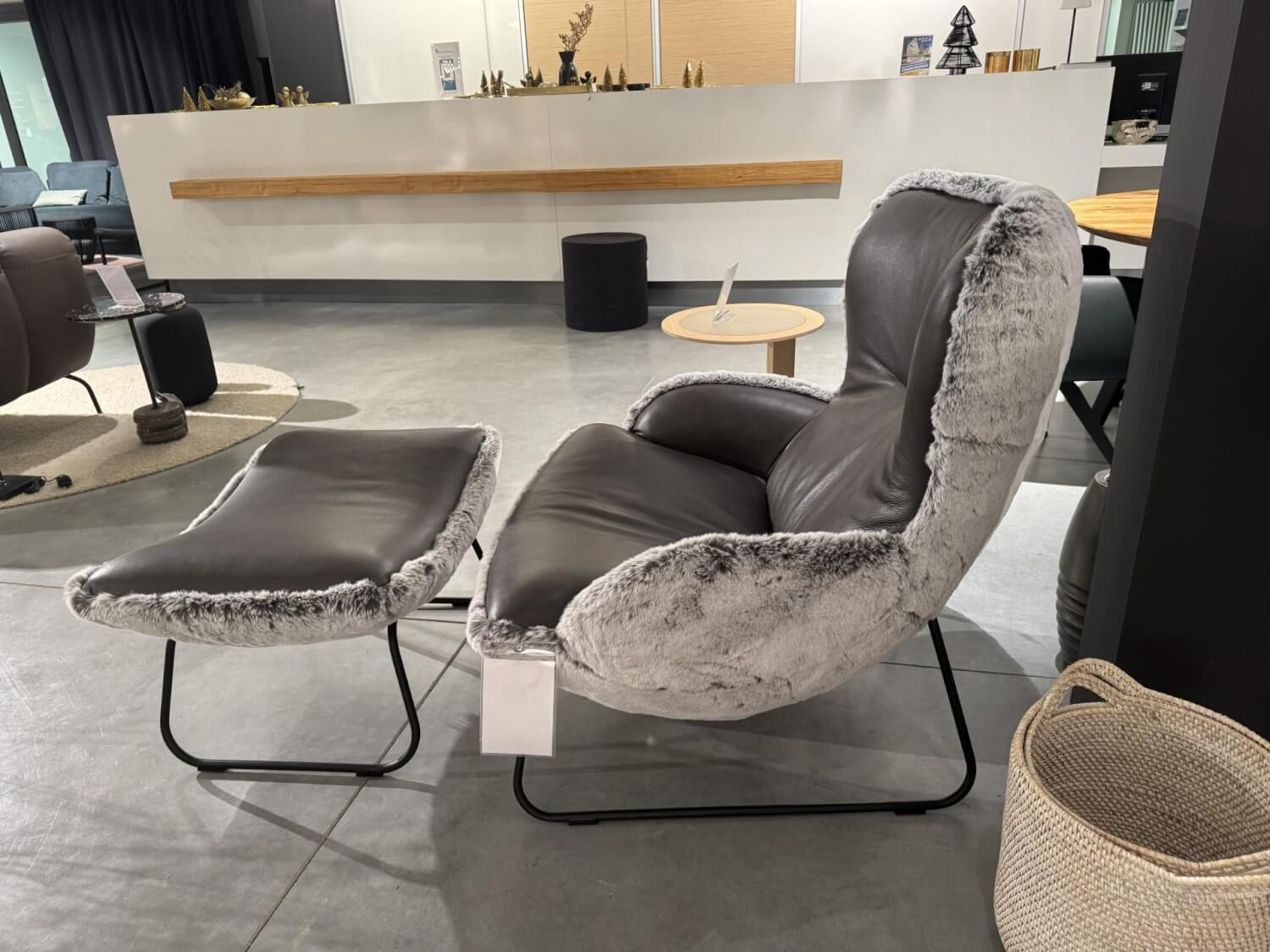Paul Lindberg - Armchair Minu Seat Leather Elegance Anthracite Back Faux fur cover Polar Bear Grey Grey Feet Black Powder-coated With stool - 4