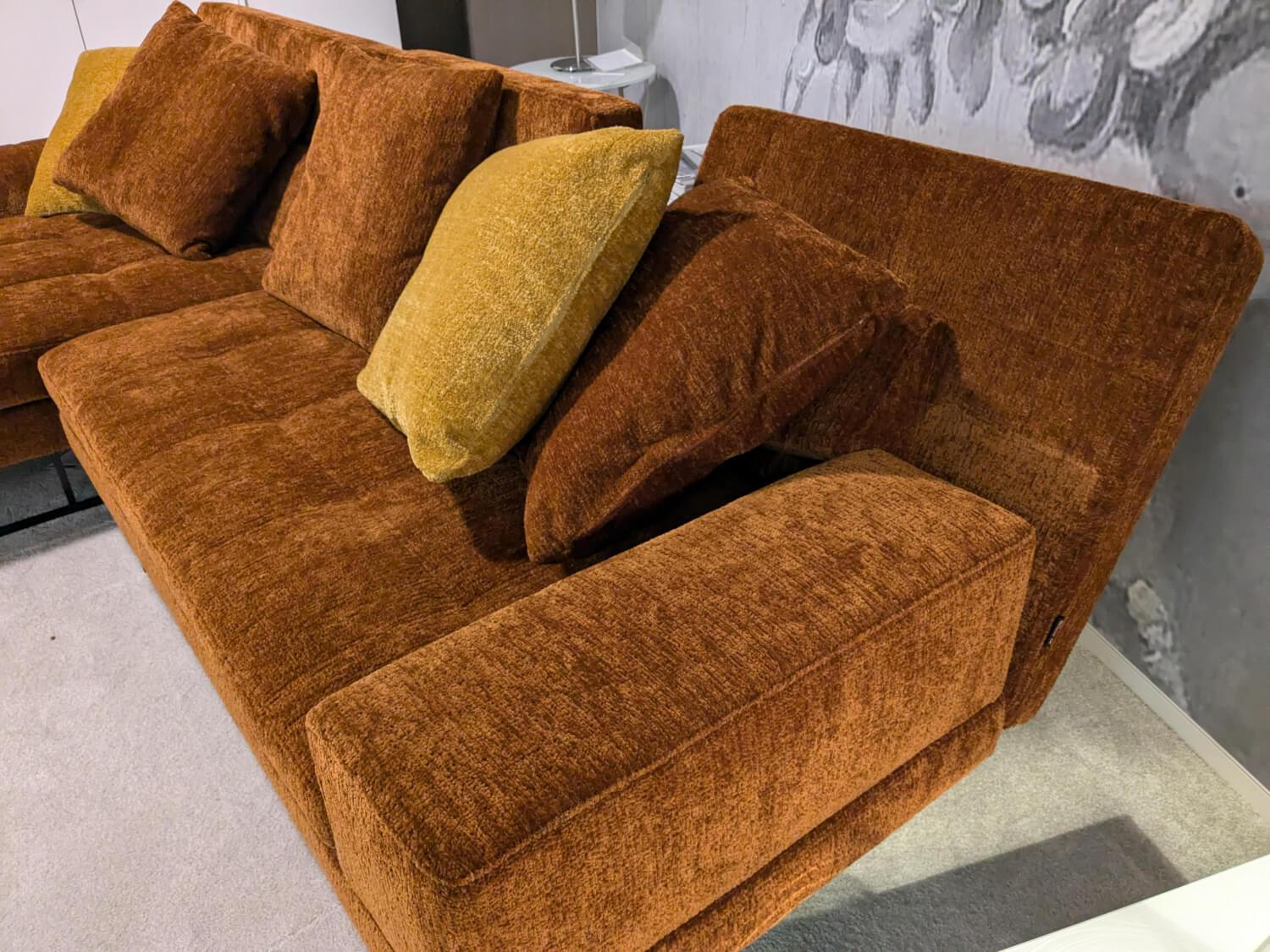 Brühl - Ecksofa Amber Stoff 44 0050 Orange Füße Verchromt mit 5 Kissen - 6