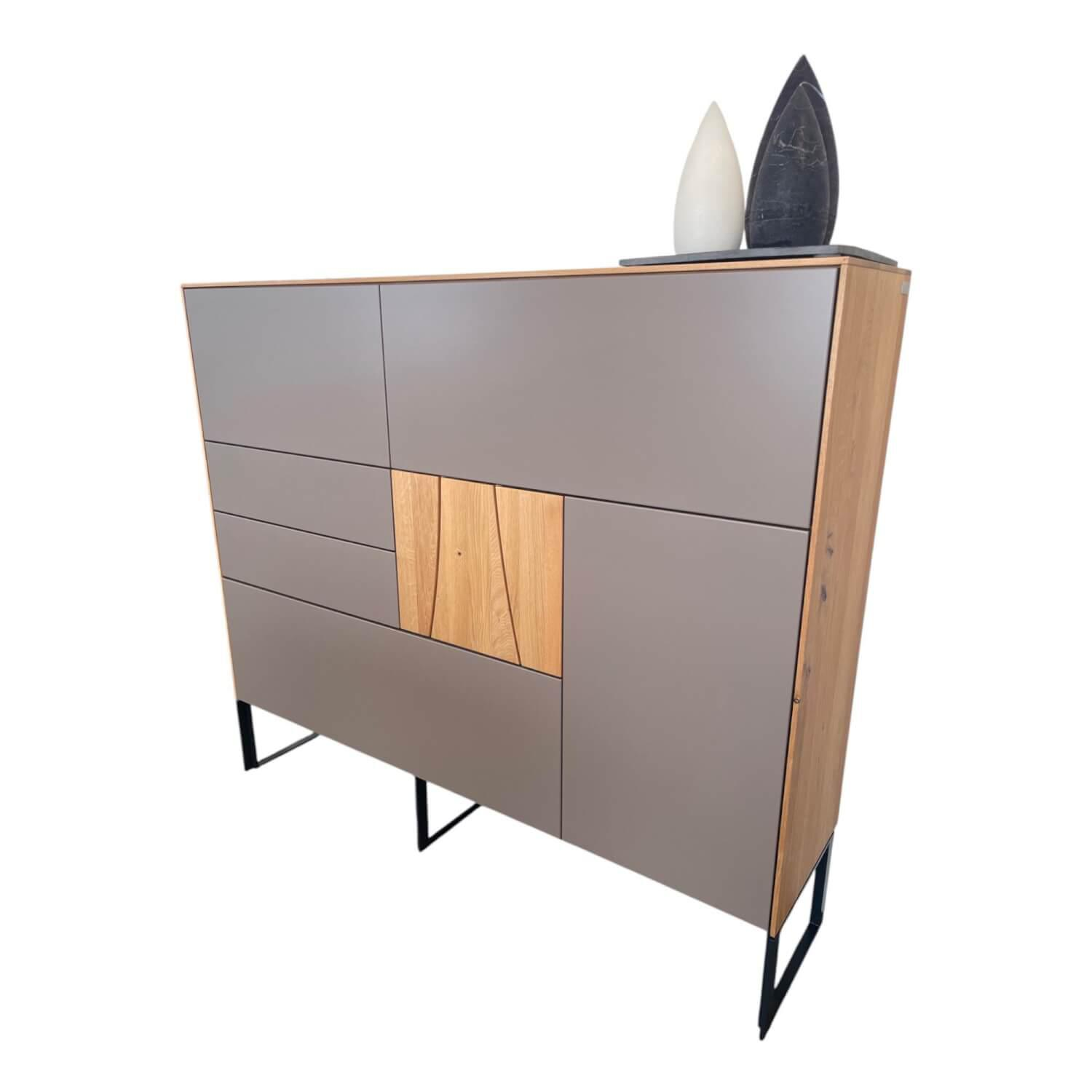 Contur - Highboard Mileto Front Mattlack Steingrau Grau Korpus Asteiche Massiv Gebürstet Natur Geölt Kufengestell Schwarz Matt - 1