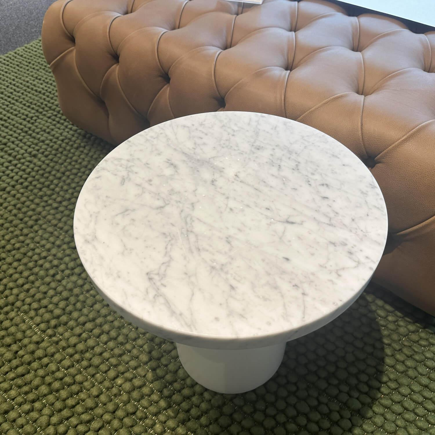 e15 - Beistelltisch Enoki Platte Marmor Bianco Carrara Weiß Grau Gestell Stahl Weiß Pulverbeschichtet - 2