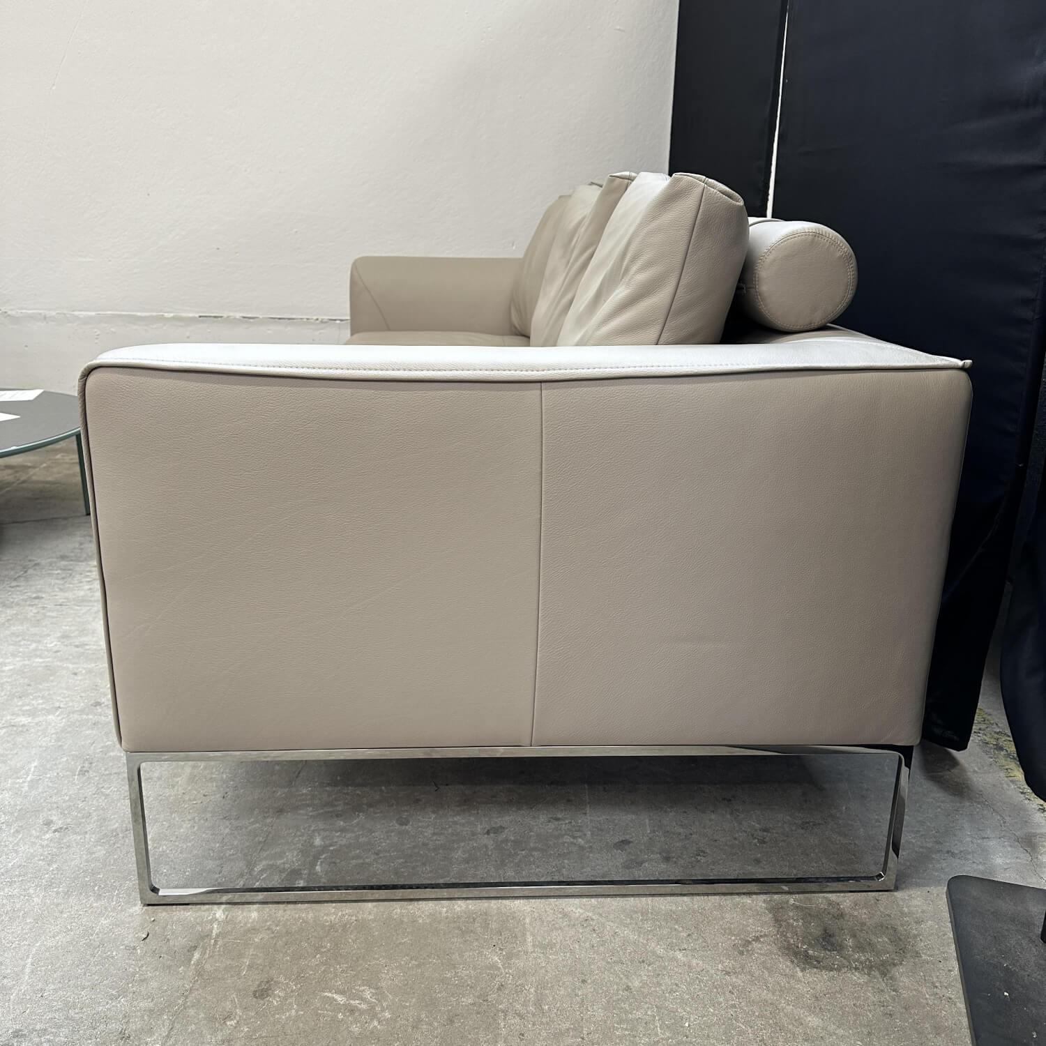 COR - Sofa Mell Lounge 48322 Leder 242 Taupe Fußrahmen Verchromt Mit Filzgleitern Inklusive 3 Rückenkissen Mit Rollen 28020 - 5